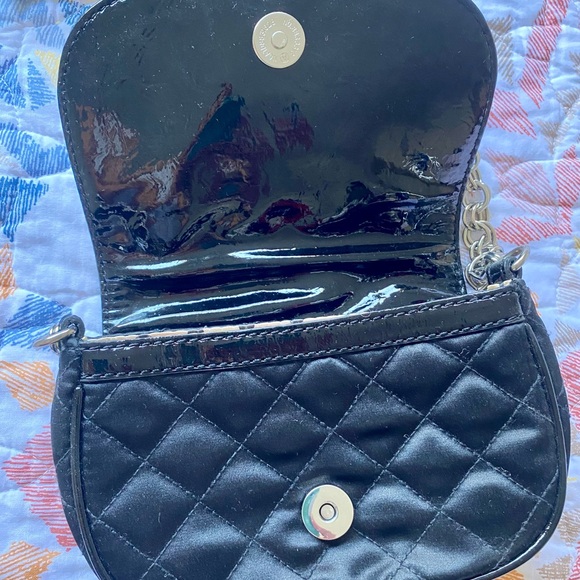 Small Guess sequins crossbody bag with chain strap - Picture 2 of 4